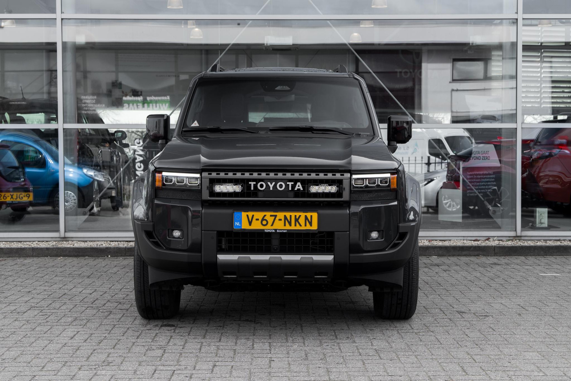 Toyota Land Cruiser 2.8 D-4D Standard Roof Window Van Professional